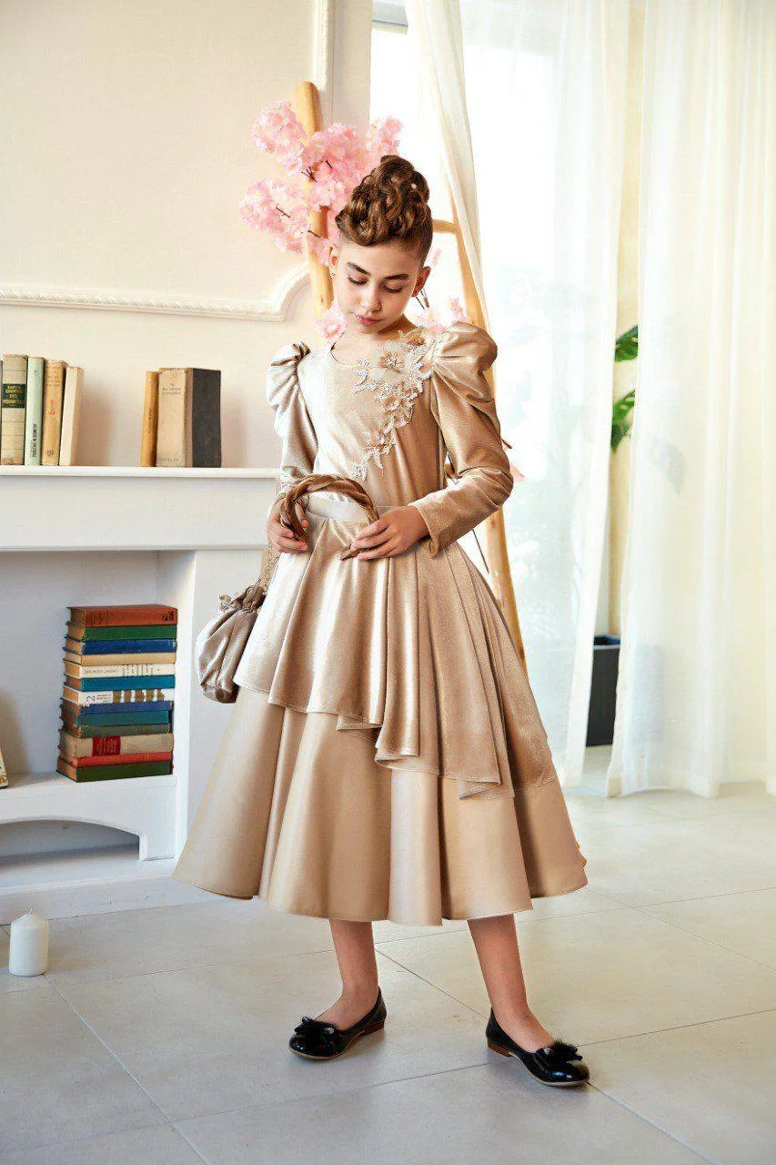 Beige velvet dress with headband and bag